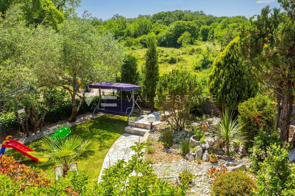 DVE KAMNITI HIŠI Z BAZENOM NA MIRNI LOKACIJI