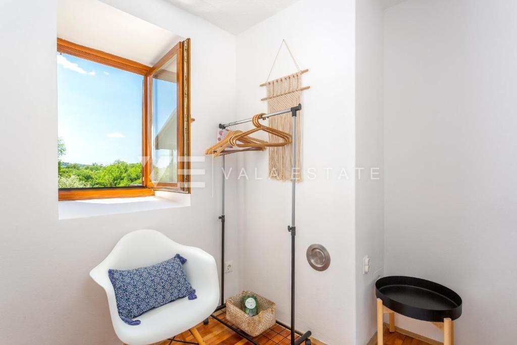 DVE KAMNITI HIŠI Z BAZENOM NA MIRNI LOKACIJI