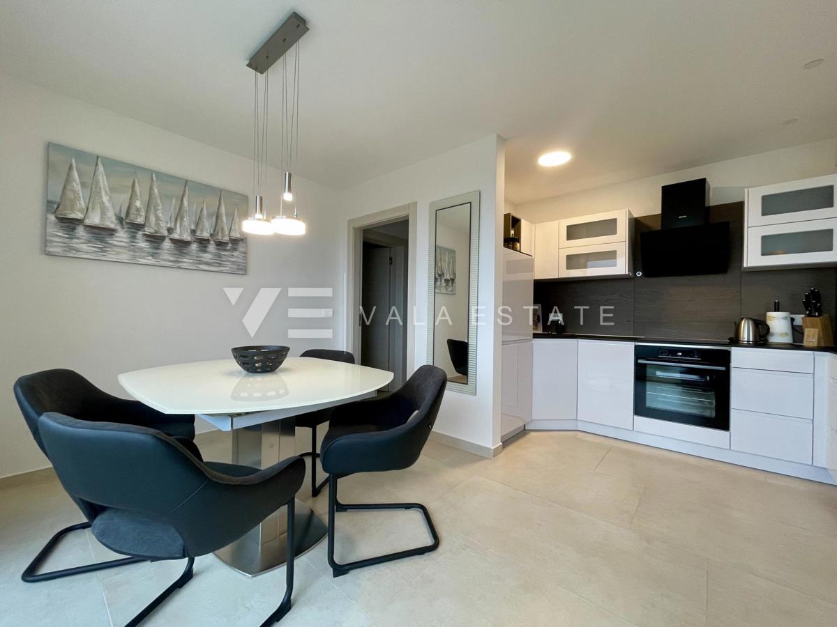 LUKSUZNI APARTMA Z POGLEDOM NA MORJE NA ATRAKTIVNI LOKACIJI