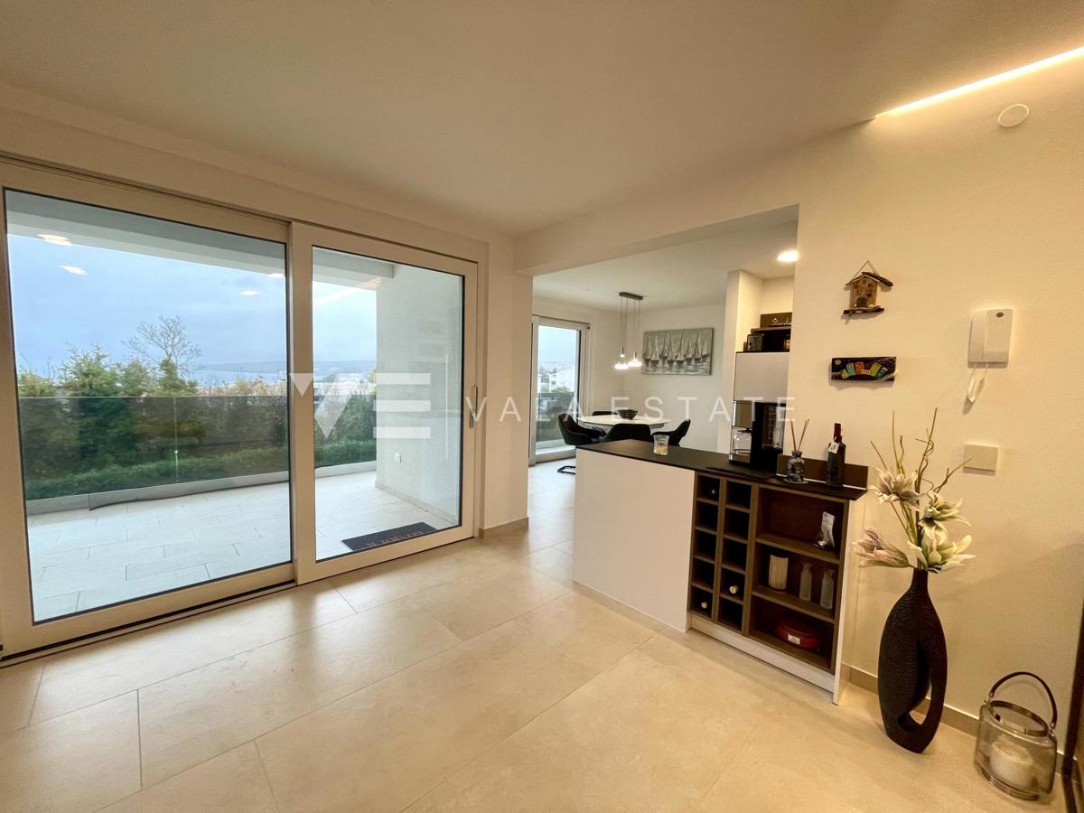 LUKSUZNI APARTMA Z POGLEDOM NA MORJE NA ATRAKTIVNI LOKACIJI