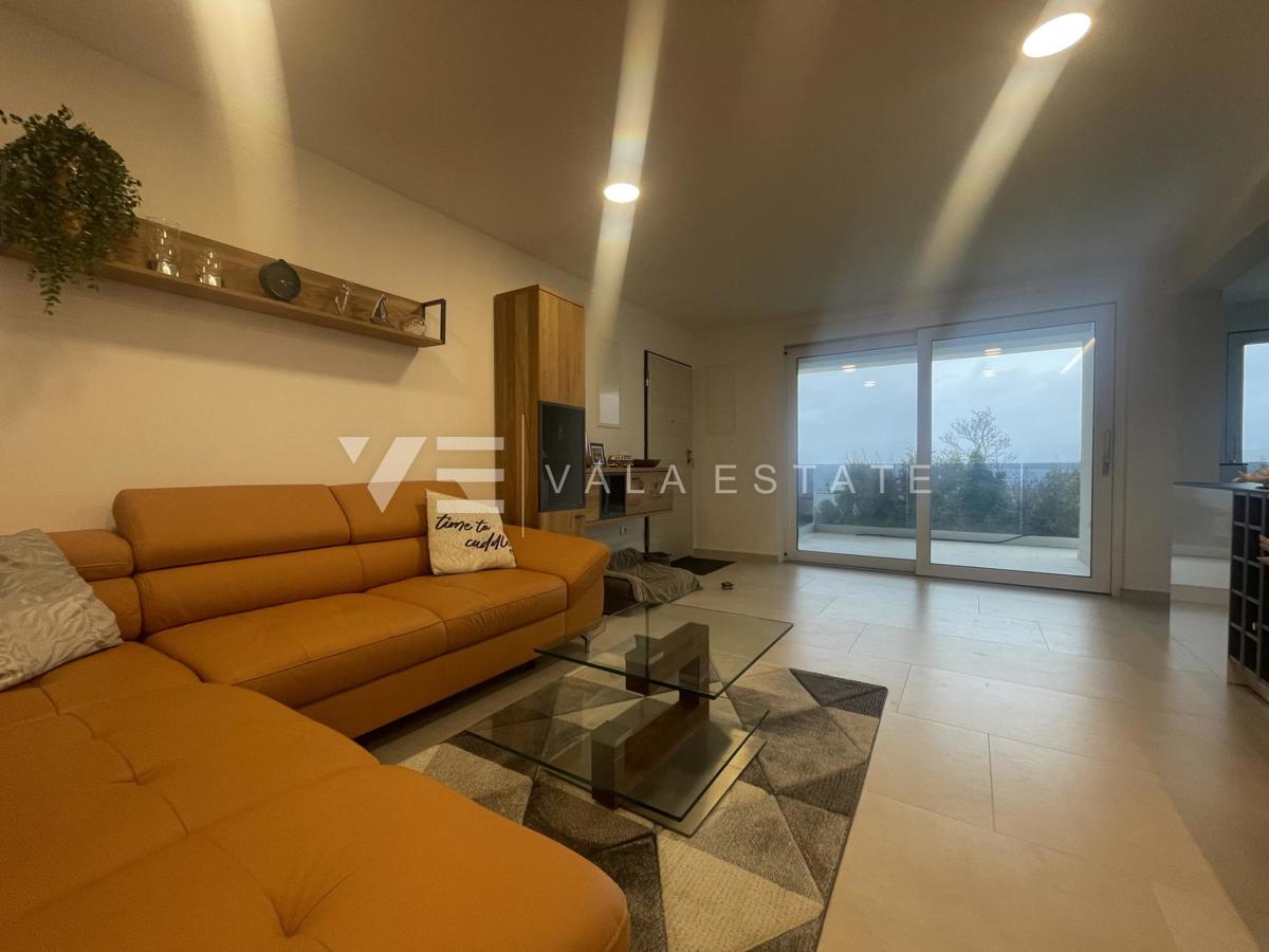 LUKSUZNI APARTMA Z POGLEDOM NA MORJE NA ATRAKTIVNI LOKACIJI