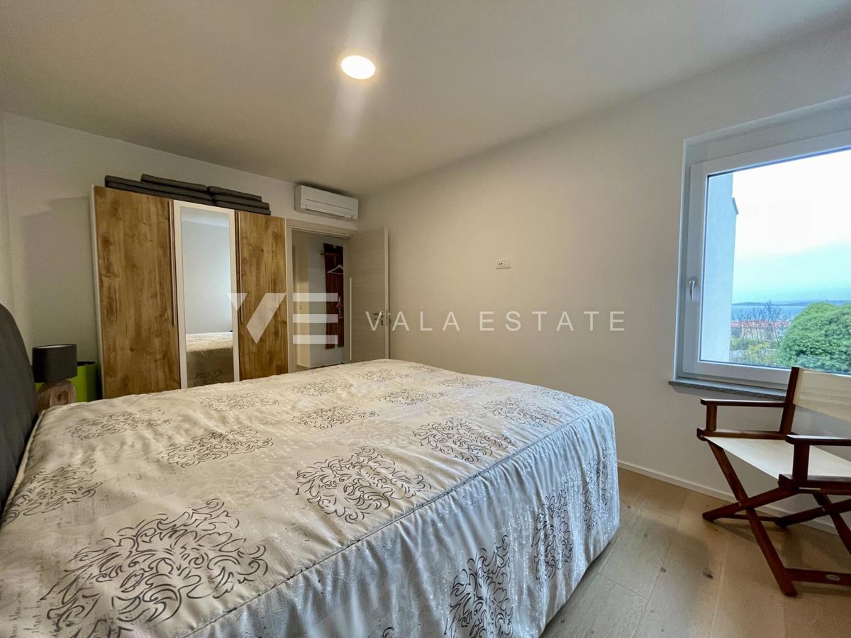 LUKSUZNI APARTMA Z POGLEDOM NA MORJE NA ATRAKTIVNI LOKACIJI