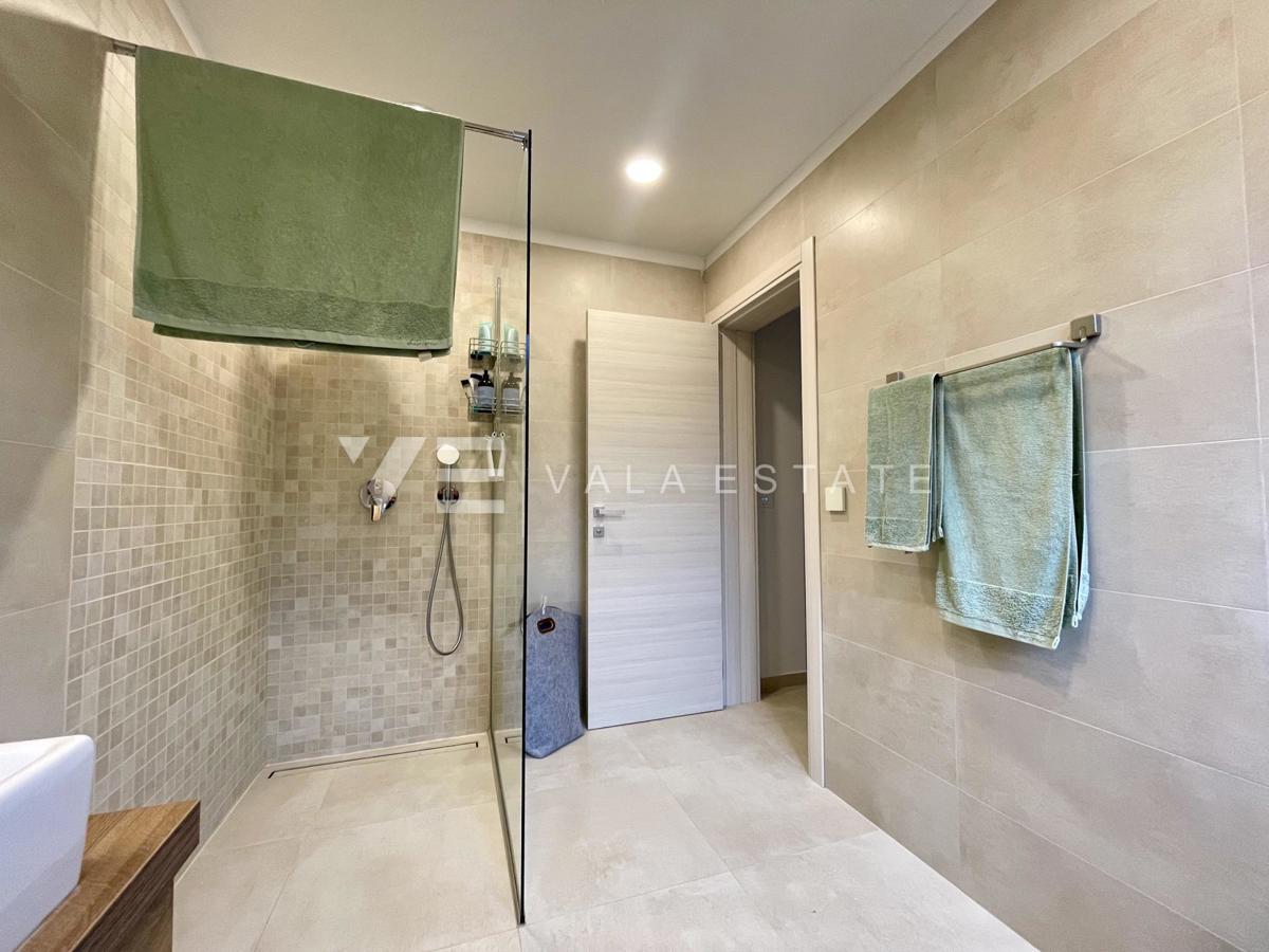 LUKSUZNI APARTMA Z POGLEDOM NA MORJE NA ATRAKTIVNI LOKACIJI