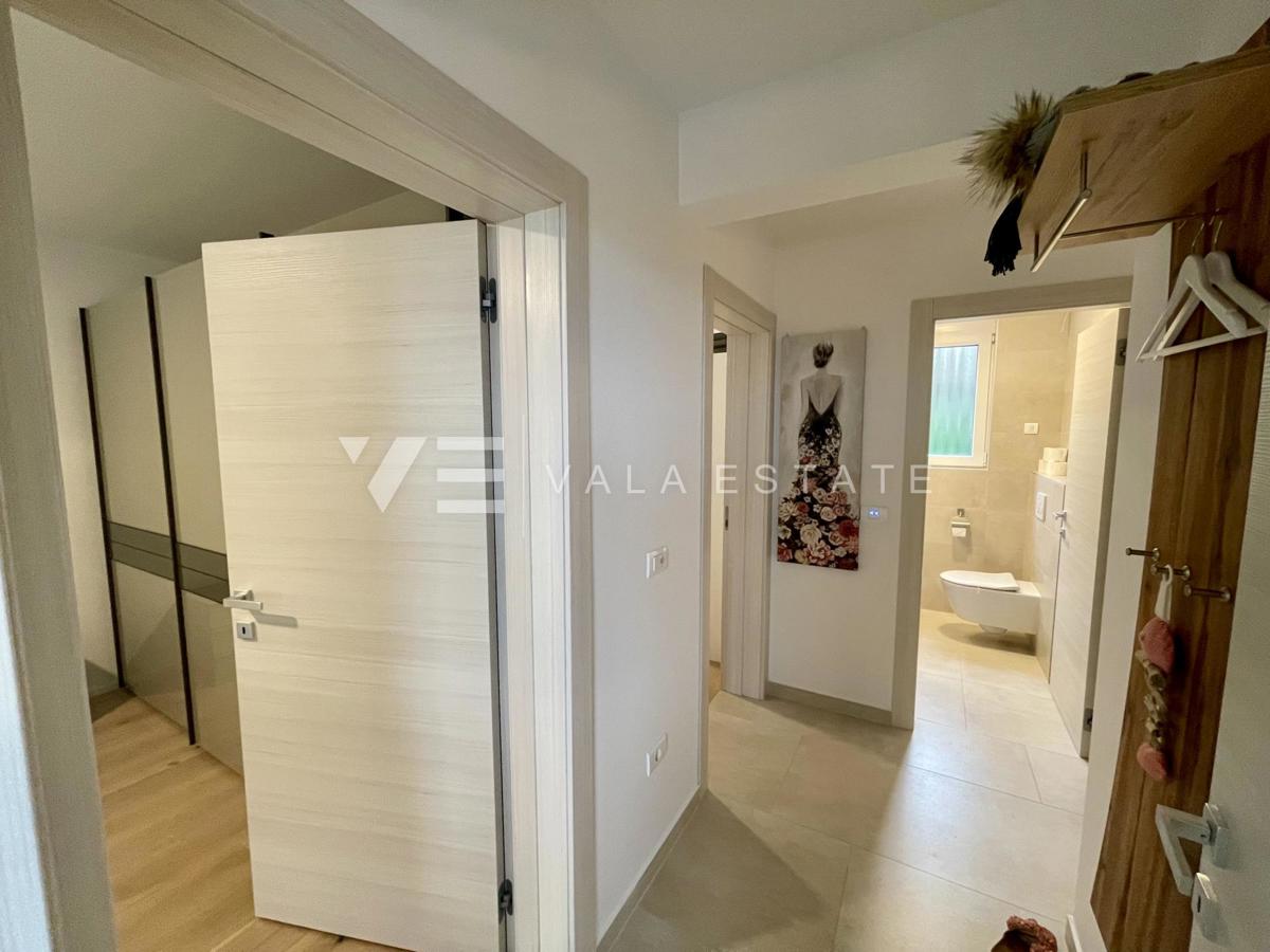 LUKSUZNI APARTMA Z POGLEDOM NA MORJE NA ATRAKTIVNI LOKACIJI