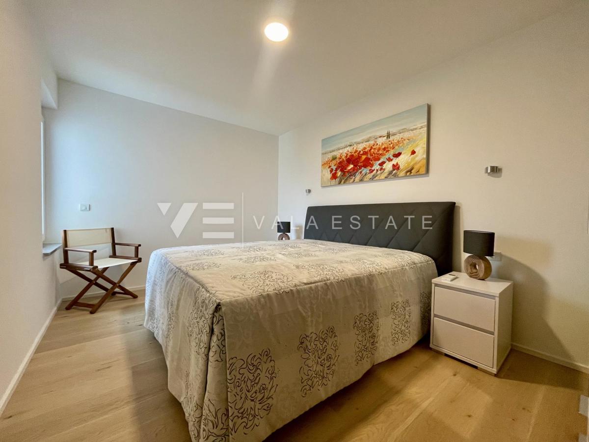 LUKSUZNI APARTMA Z POGLEDOM NA MORJE NA ATRAKTIVNI LOKACIJI