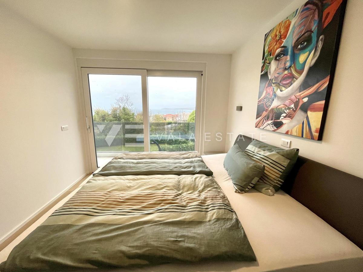 LUKSUZNI APARTMA Z POGLEDOM NA MORJE NA ATRAKTIVNI LOKACIJI