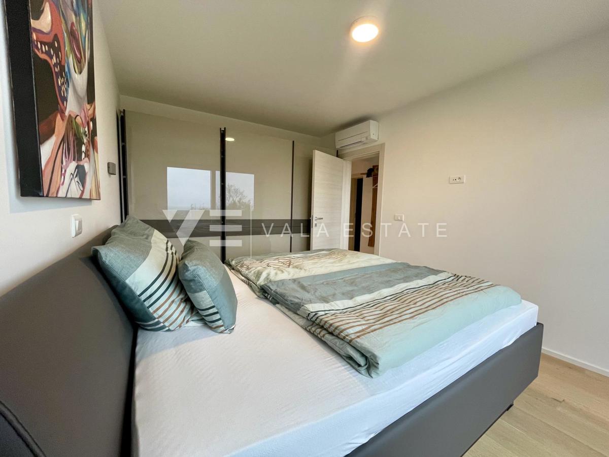 LUKSUZNI APARTMA Z POGLEDOM NA MORJE NA ATRAKTIVNI LOKACIJI