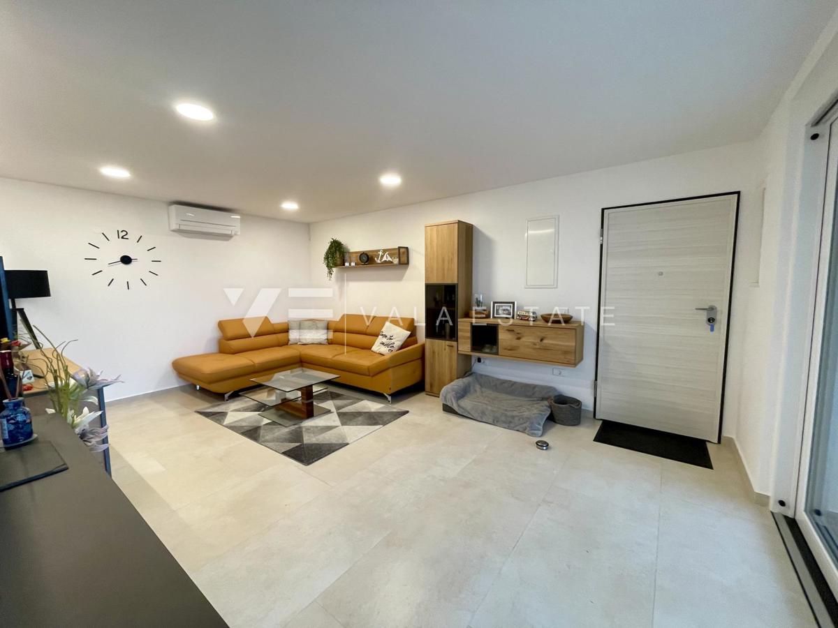 LUKSUZNI APARTMA Z POGLEDOM NA MORJE NA ATRAKTIVNI LOKACIJI