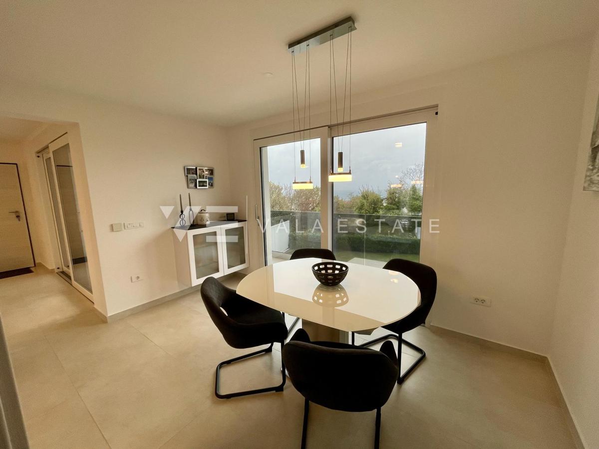 LUKSUZNI APARTMA Z POGLEDOM NA MORJE NA ATRAKTIVNI LOKACIJI