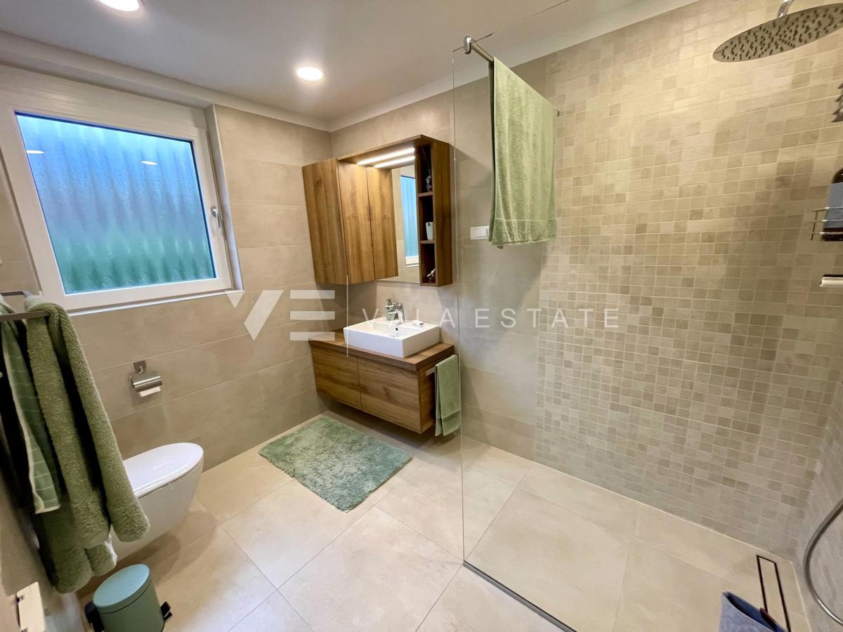 LUKSUZNI APARTMA Z POGLEDOM NA MORJE NA ATRAKTIVNI LOKACIJI