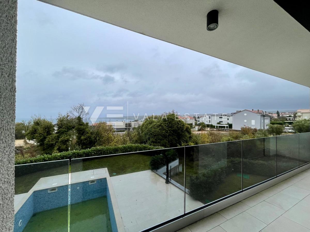 LUKSUZNI APARTMA Z POGLEDOM NA MORJE NA ATRAKTIVNI LOKACIJI