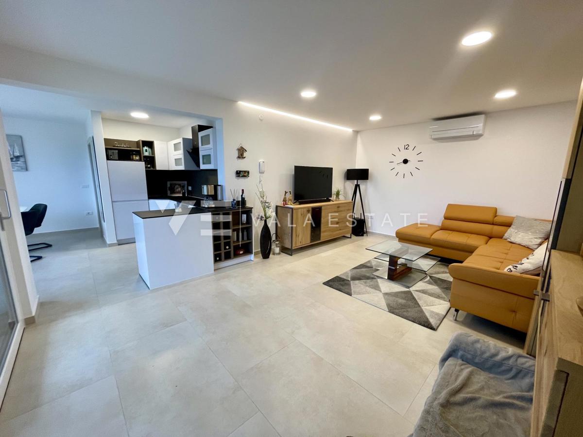 LUKSUZNI APARTMA Z POGLEDOM NA MORJE NA ATRAKTIVNI LOKACIJI