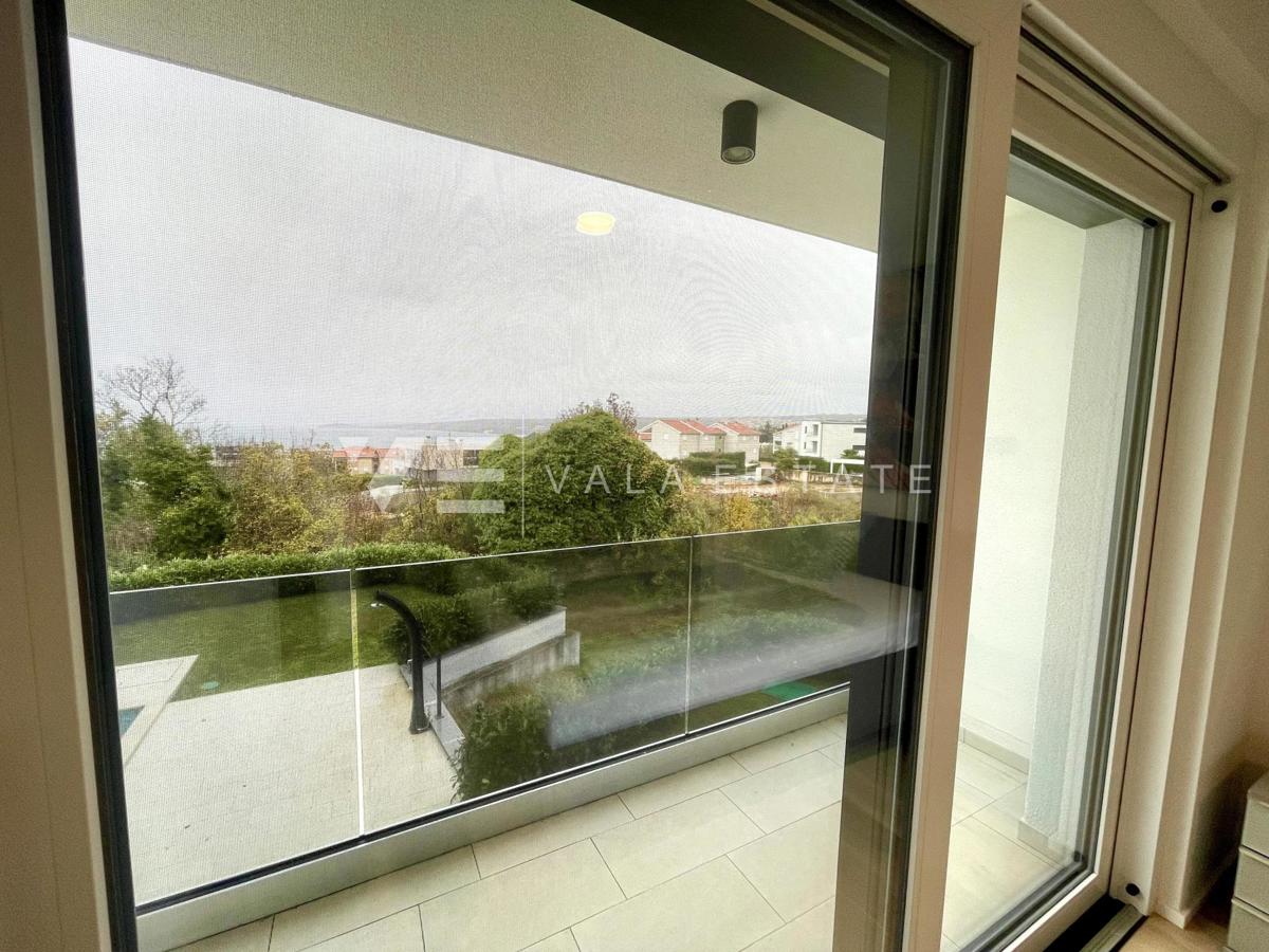 LUKSUZNI APARTMA Z POGLEDOM NA MORJE NA ATRAKTIVNI LOKACIJI