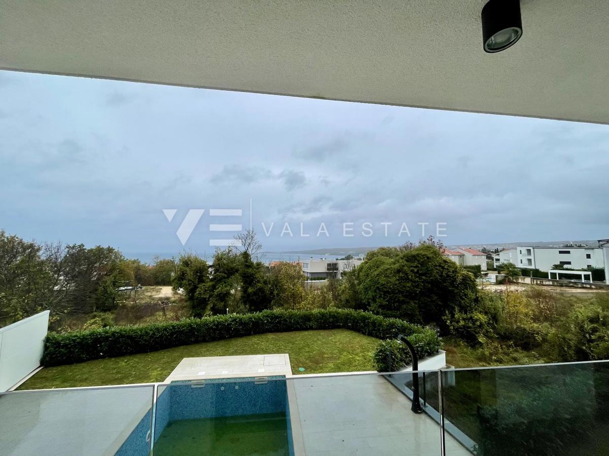 LUKSUZNI APARTMA Z POGLEDOM NA MORJE NA ATRAKTIVNI LOKACIJI