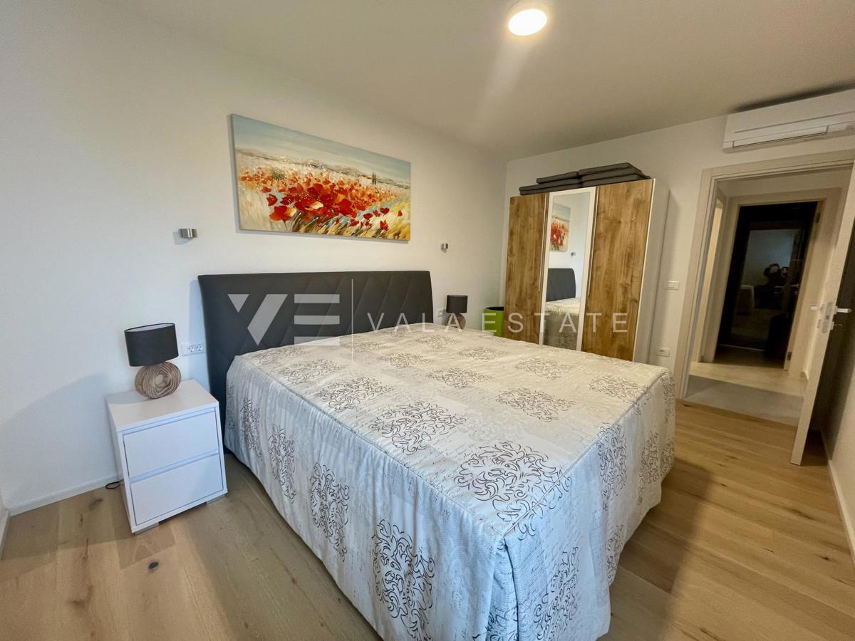 LUKSUZNI APARTMA Z POGLEDOM NA MORJE NA ATRAKTIVNI LOKACIJI