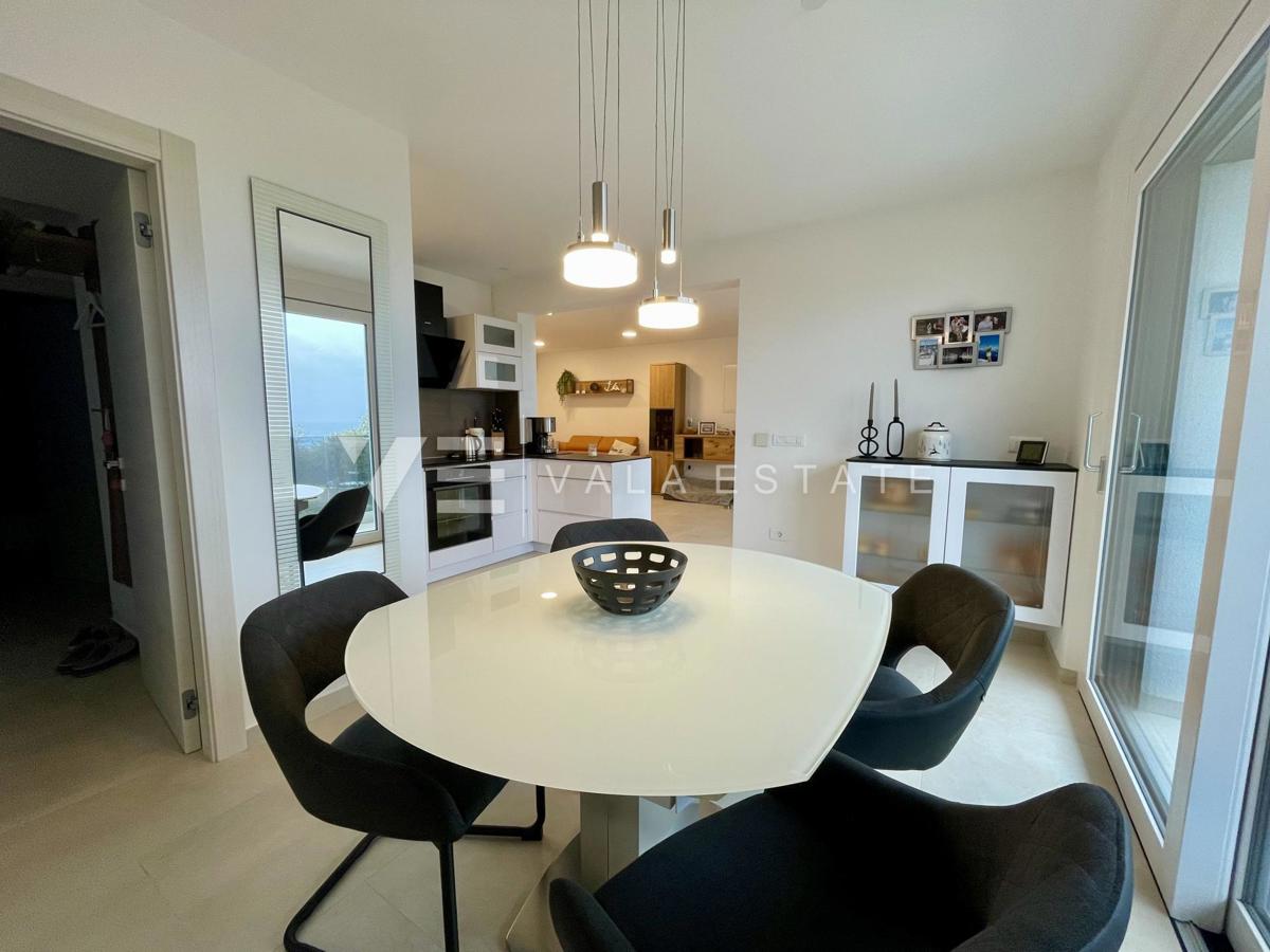 LUKSUZNI APARTMA Z POGLEDOM NA MORJE NA ATRAKTIVNI LOKACIJI