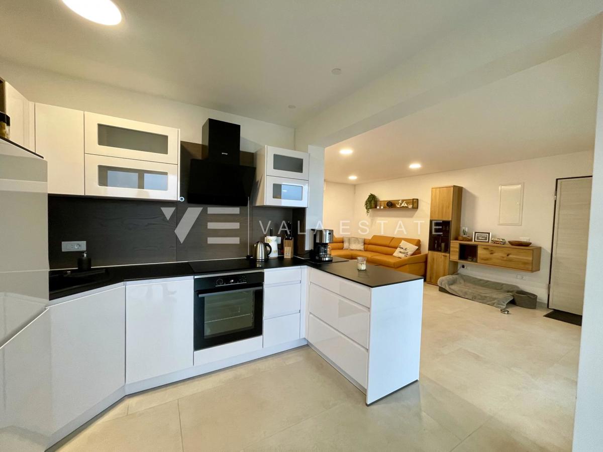 LUKSUZNI APARTMA Z POGLEDOM NA MORJE NA ATRAKTIVNI LOKACIJI