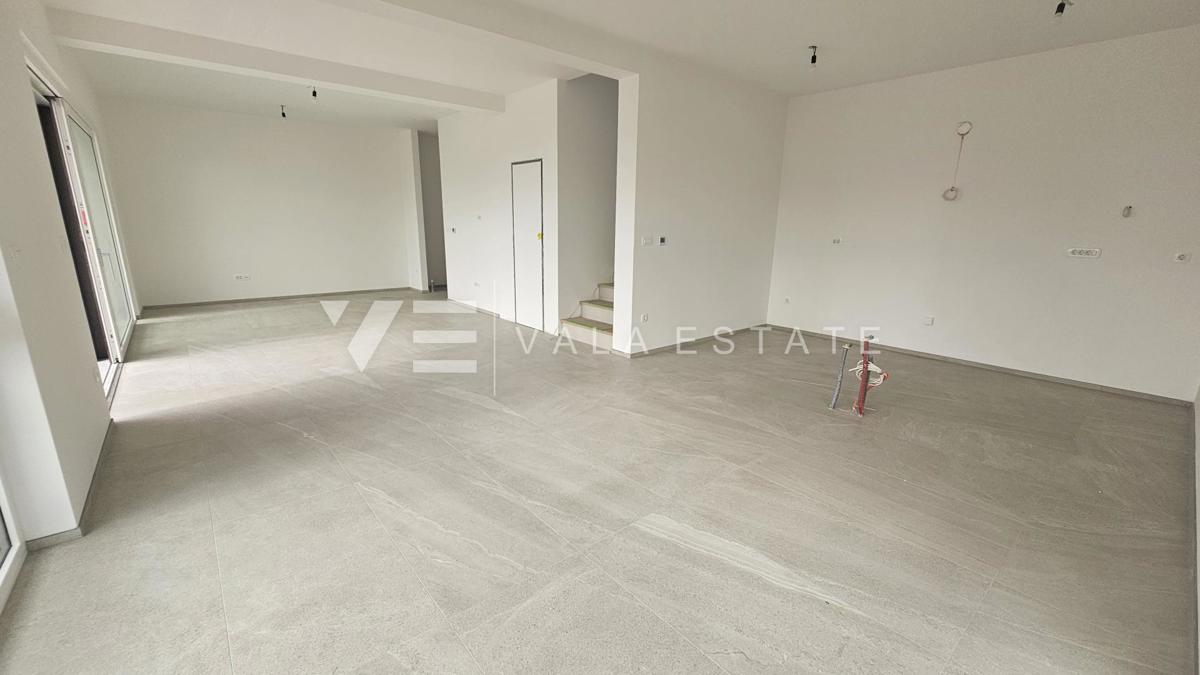 DVONADSTROPNI APARTMA V NOVI STAVBI S POGLEDOM NA MORJE