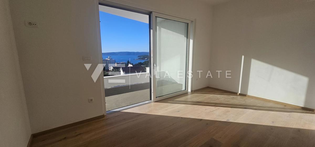 DVONADSTROPNI APARTMA V NOVI STAVBI S POGLEDOM NA MORJE