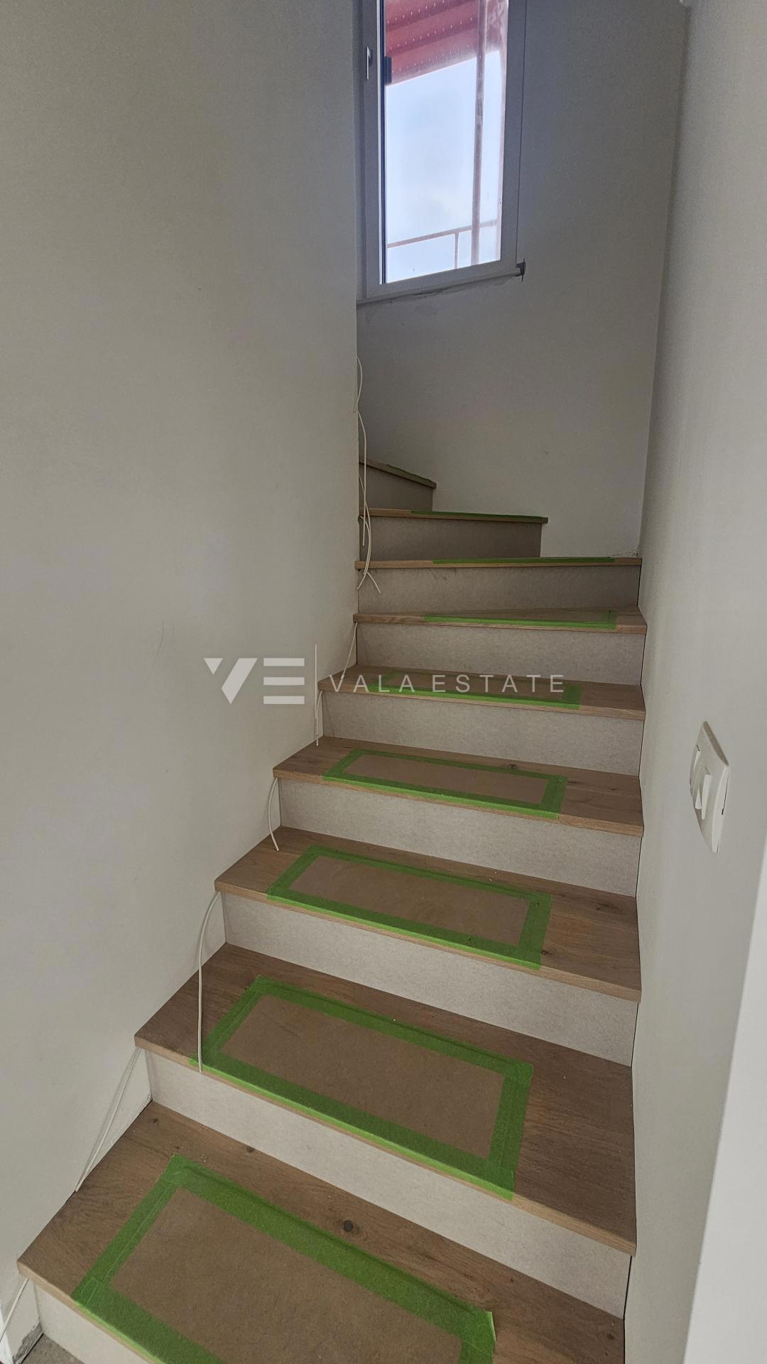 DVONADSTROPNI APARTMA V NOVI STAVBI S POGLEDOM NA MORJE