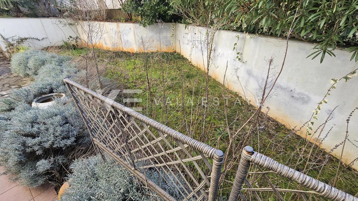 PRITLIČNI APARTMA Z VELIKIM DVORIŠČEM NA ODLIČNI LOKACIJI