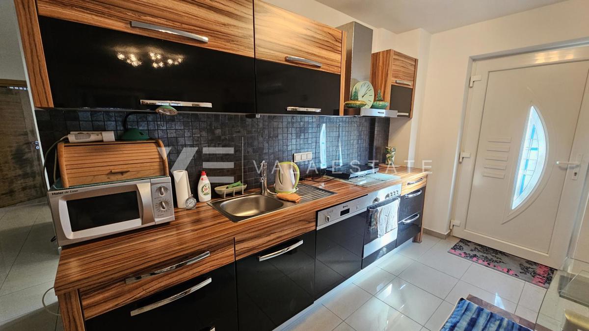 PRITLIČNI APARTMA Z VELIKIM DVORIŠČEM NA ODLIČNI LOKACIJI