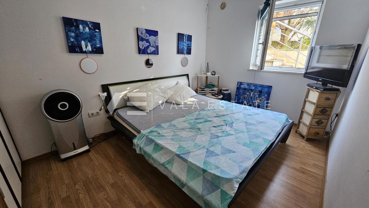 PRITLIČNI APARTMA Z VELIKIM DVORIŠČEM NA ODLIČNI LOKACIJI