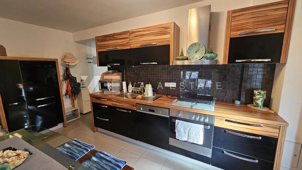 PRITLIČNI APARTMA Z VELIKIM DVORIŠČEM NA ODLIČNI LOKACIJI