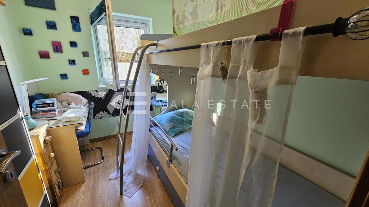 PRITLIČNI APARTMA Z VELIKIM DVORIŠČEM NA ODLIČNI LOKACIJI