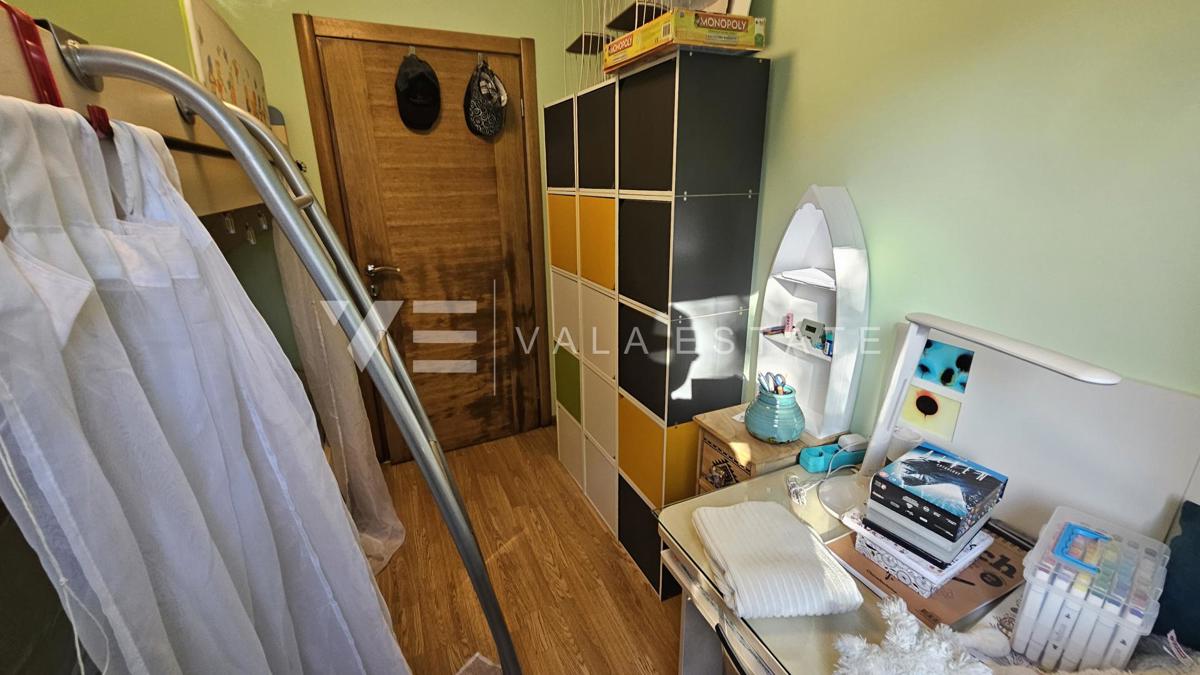 PRITLIČNI APARTMA Z VELIKIM DVORIŠČEM NA ODLIČNI LOKACIJI