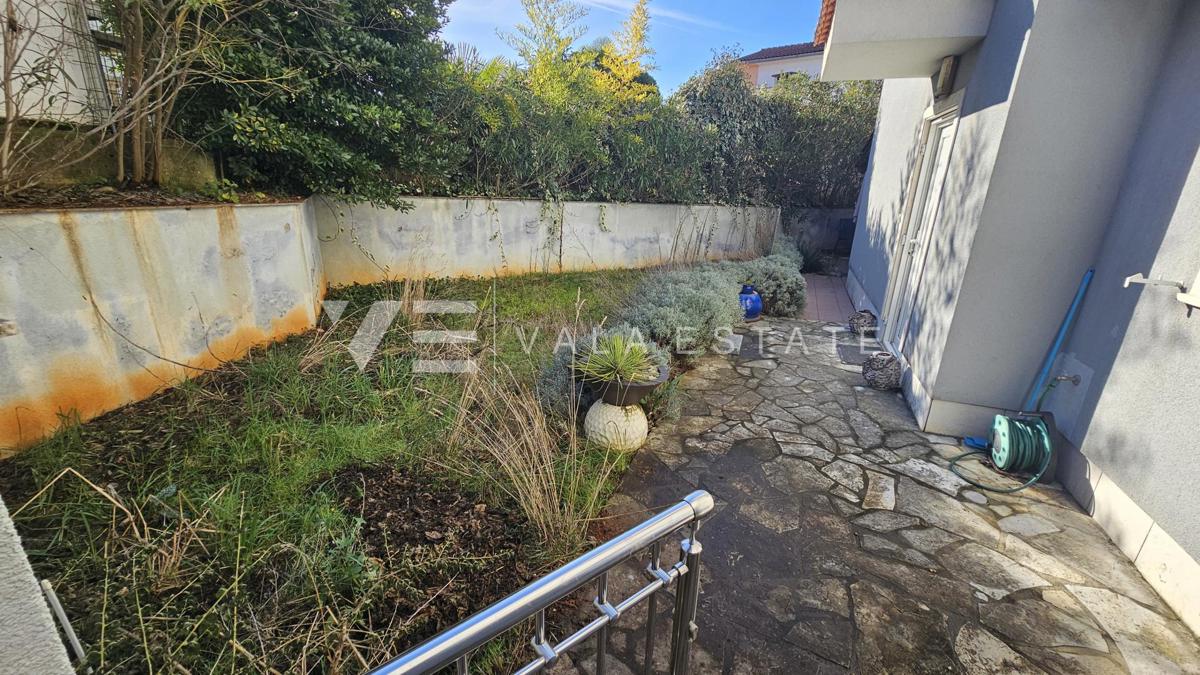 PRITLIČNI APARTMA Z VELIKIM DVORIŠČEM NA ODLIČNI LOKACIJI