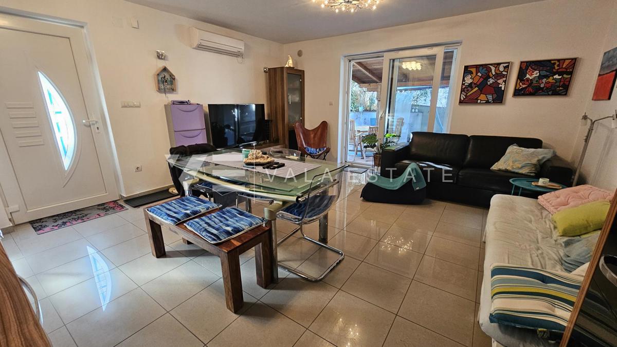 PRITLIČNI APARTMA Z VELIKIM DVORIŠČEM NA ODLIČNI LOKACIJI