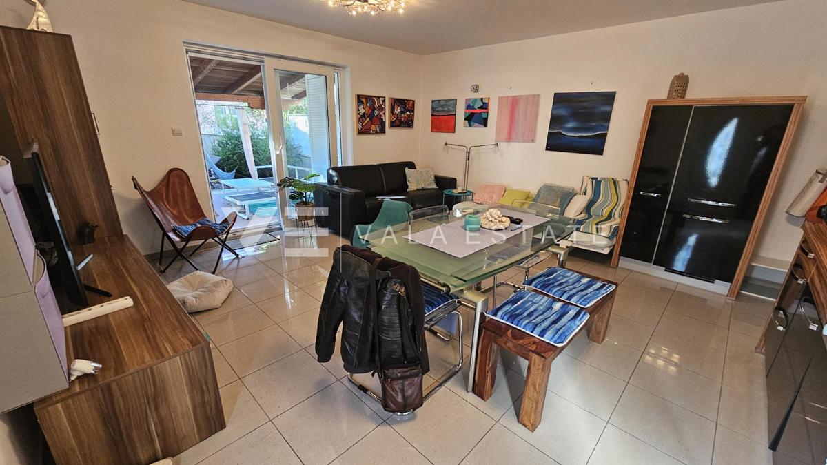 PRITLIČNI APARTMA Z VELIKIM DVORIŠČEM NA ODLIČNI LOKACIJI