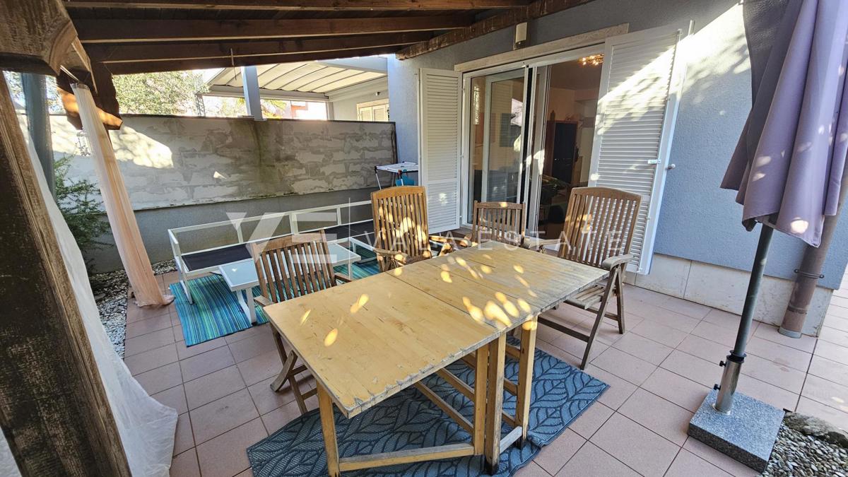 PRITLIČNI APARTMA Z VELIKIM DVORIŠČEM NA ODLIČNI LOKACIJI