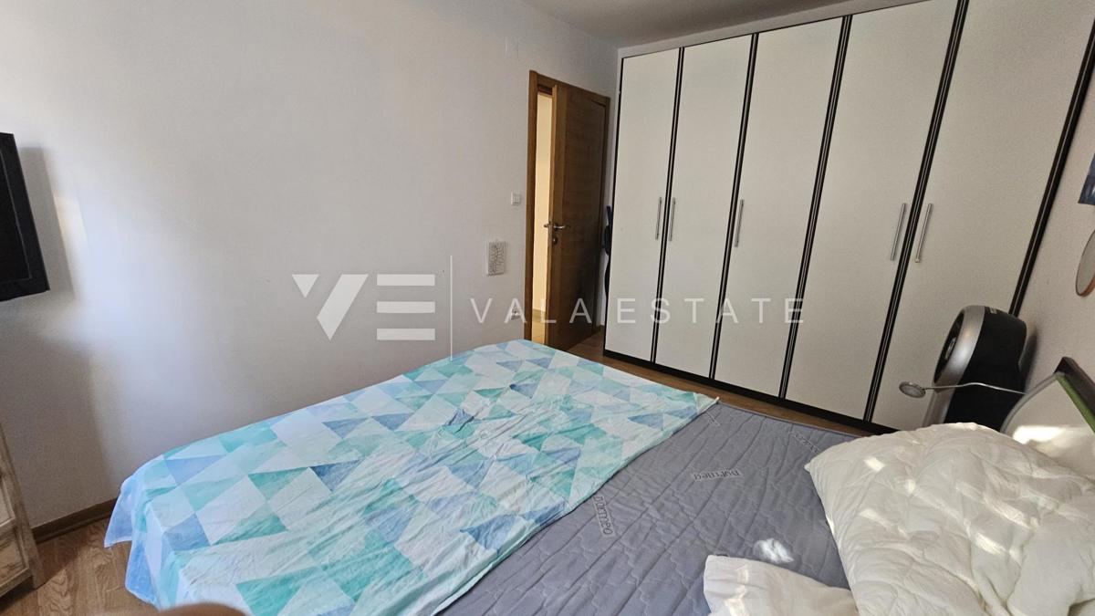 PRITLIČNI APARTMA Z VELIKIM DVORIŠČEM NA ODLIČNI LOKACIJI