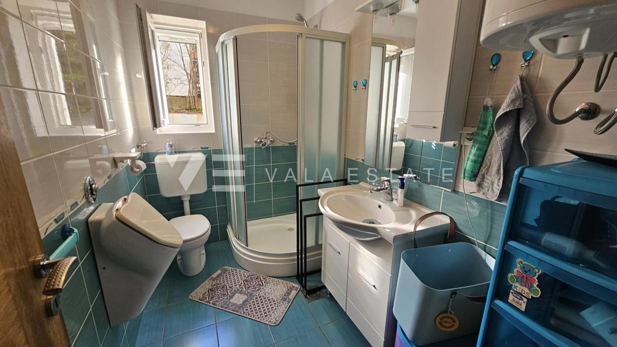 PRITLIČNI APARTMA Z VELIKIM DVORIŠČEM NA ODLIČNI LOKACIJI