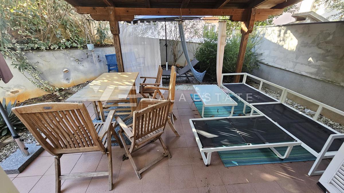 PRITLIČNI APARTMA Z VELIKIM DVORIŠČEM NA ODLIČNI LOKACIJI