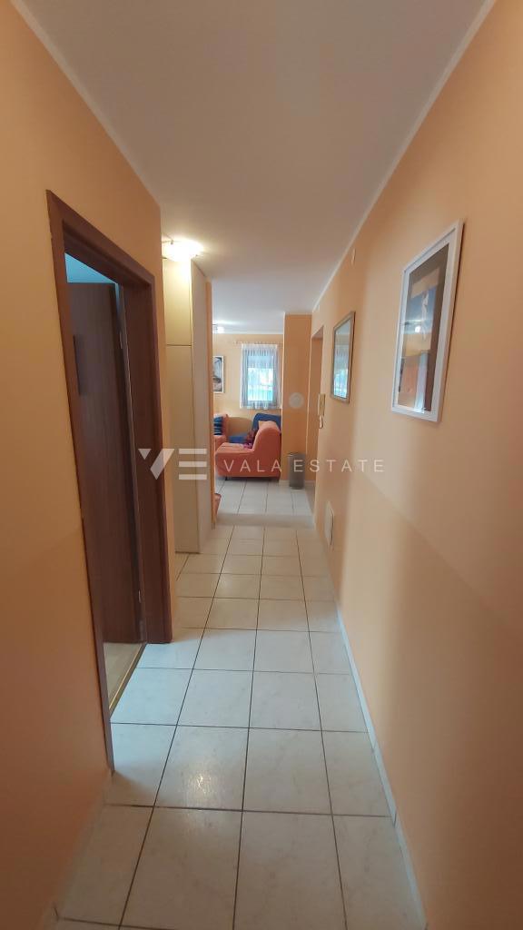 PRITLIČNI APARTMA Z VRTOM NA ATRAKTIVNI LOKACIJI
