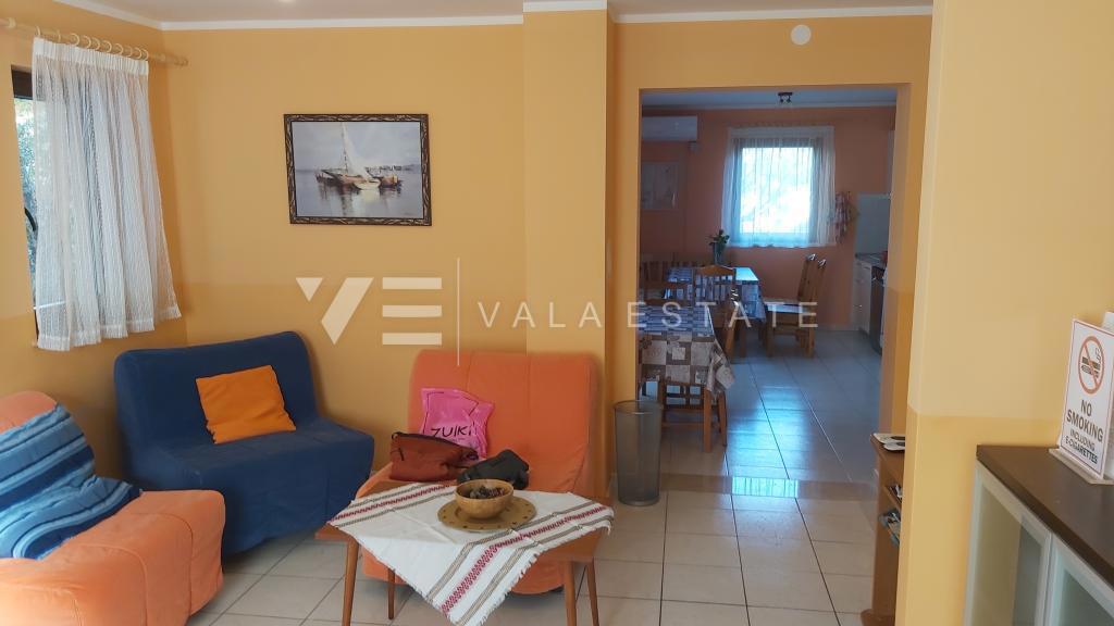 PRITLIČNI APARTMA Z VRTOM NA ATRAKTIVNI LOKACIJI