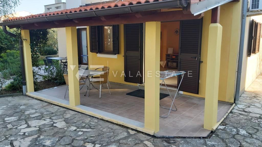 PRITLIČNI APARTMA Z VRTOM NA ATRAKTIVNI LOKACIJI