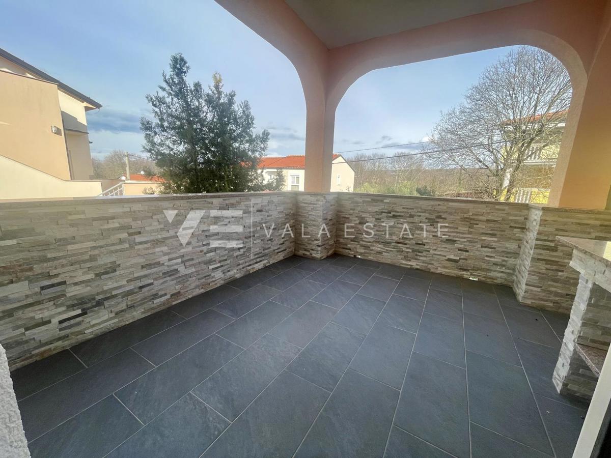 DVA OPREMLJENA APARTMAJA Z VRTOM NA MIRNI LOKACIJI