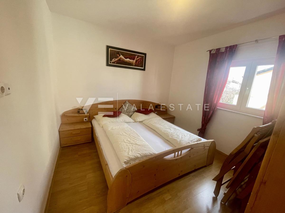 DVA OPREMLJENA APARTMAJA Z VRTOM NA MIRNI LOKACIJI