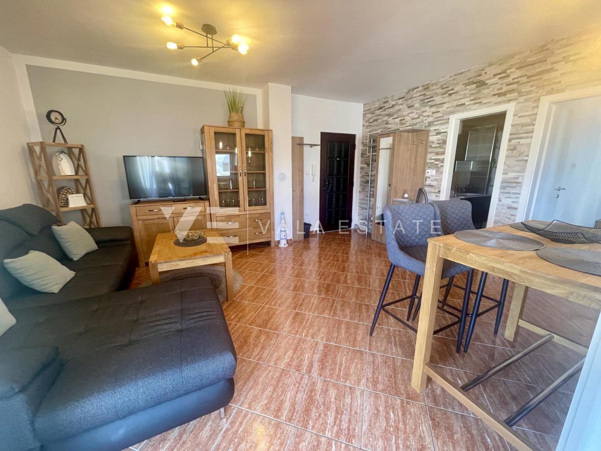 DVA OPREMLJENA APARTMAJA Z VRTOM NA MIRNI LOKACIJI