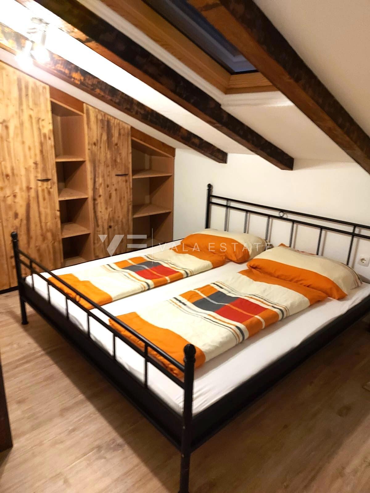 DVA OPREMLJENA APARTMAJA Z VRTOM NA MIRNI LOKACIJI