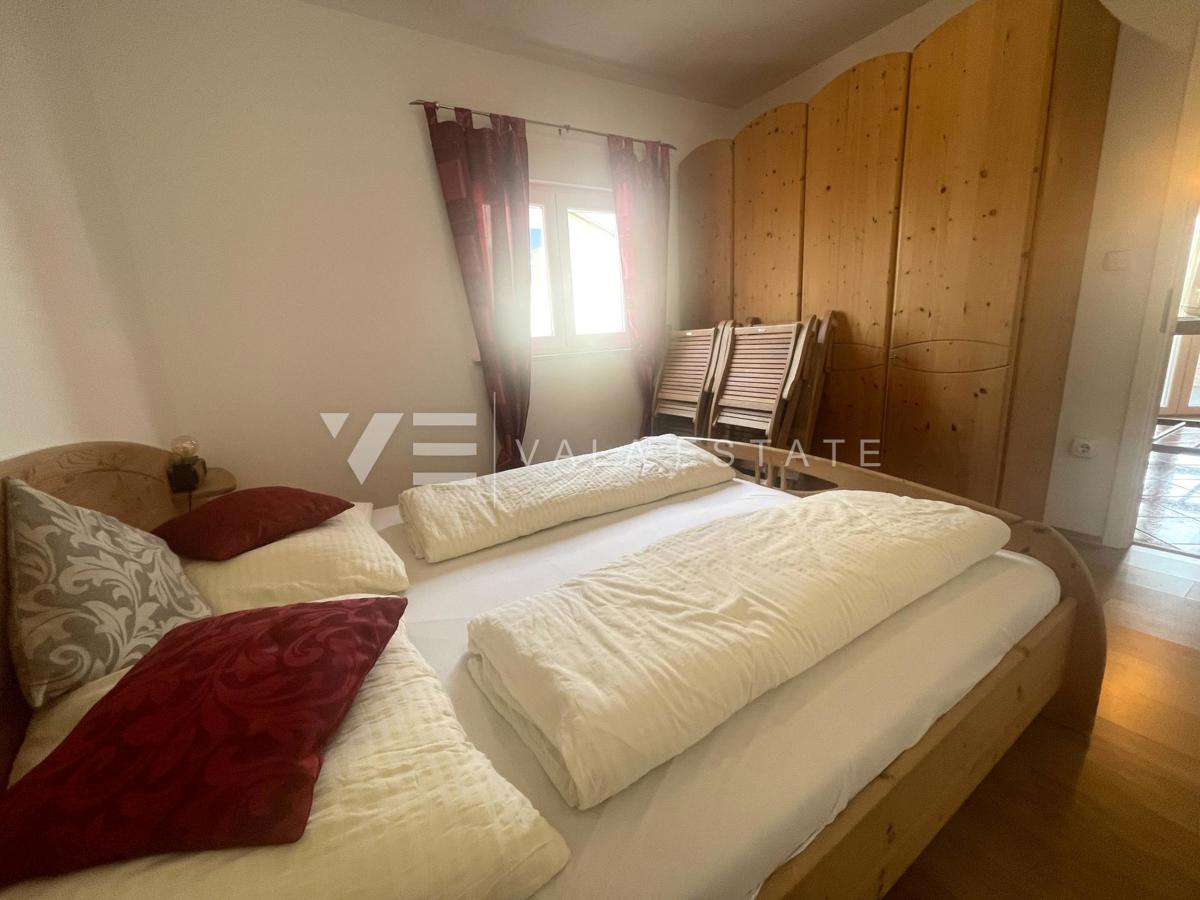 DVA OPREMLJENA APARTMAJA Z VRTOM NA MIRNI LOKACIJI