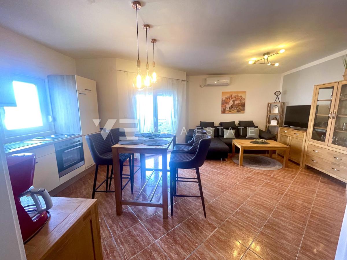 DVA OPREMLJENA APARTMAJA Z VRTOM NA MIRNI LOKACIJI