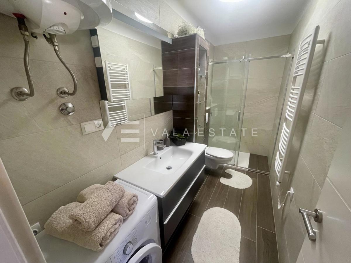 DVA OPREMLJENA APARTMAJA Z VRTOM NA MIRNI LOKACIJI