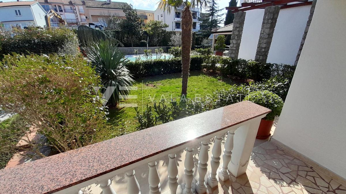 PRITLIČNI APARTMA Z VRTOM NA MIRNI LOKACIJI