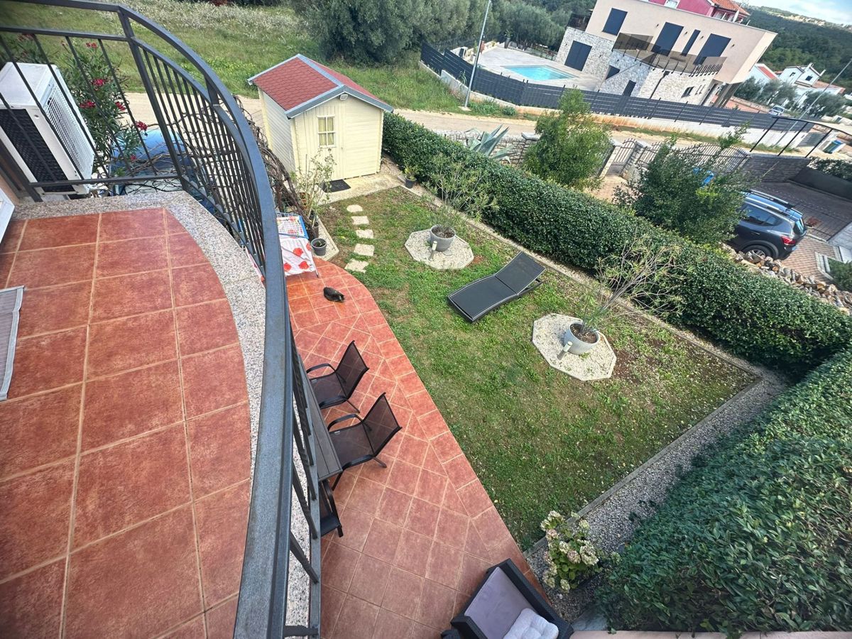 Čudovita hiša na koncu niza z vrtom, Tar-Vabriga
