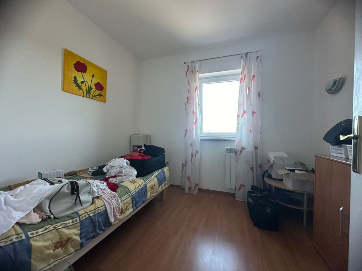 Čudovita hiša na koncu niza z vrtom, Tar-Vabriga